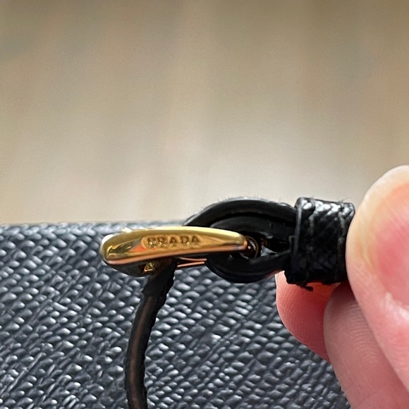 ❌SOLD❌Prada Saffiano crossbody wallet - Picture 6 of 13